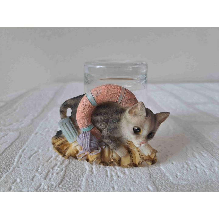 Keukenmagneet poes met een zwemband en babyflesje