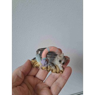 Keukenmagneet poes met een zwemband en babyflesje