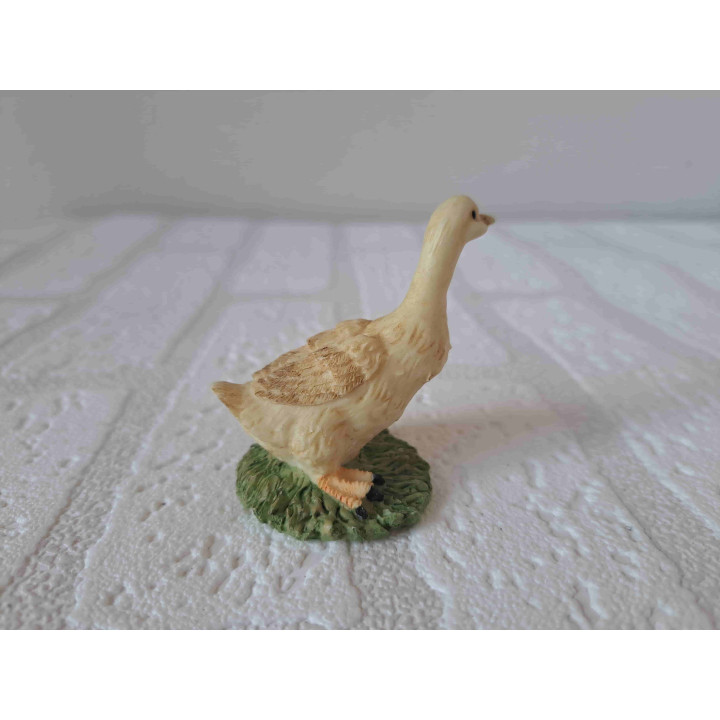 Gans lopend over het gras