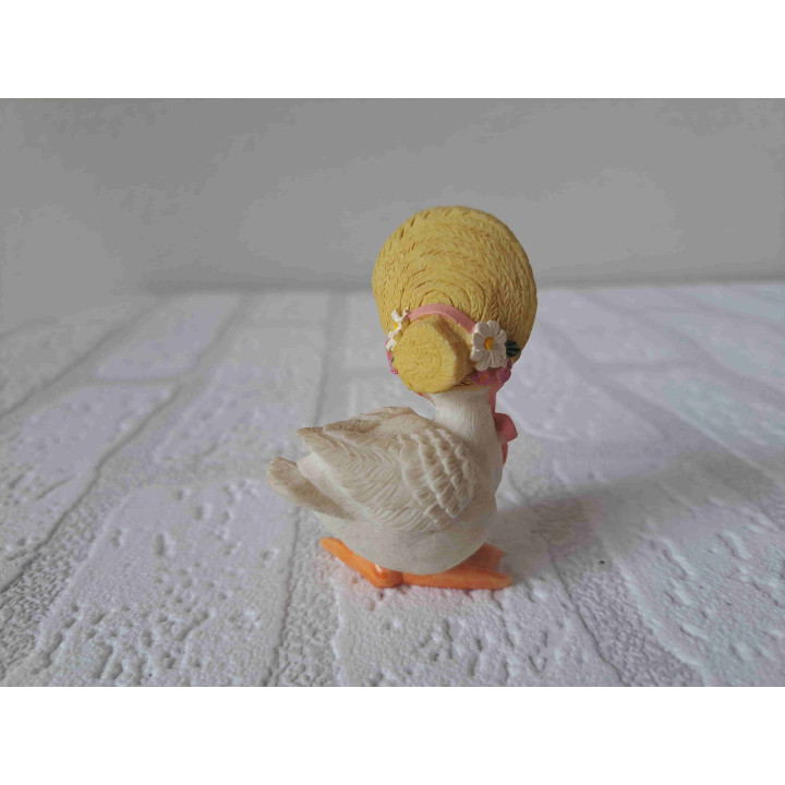 Eend met hoed en lichtroze strik om