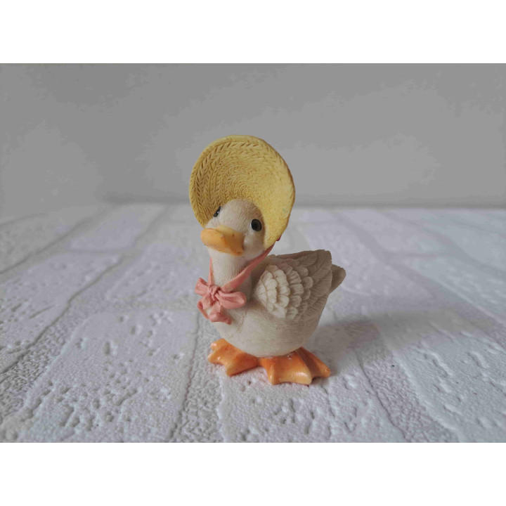 Eend met hoed en lichtroze strik om