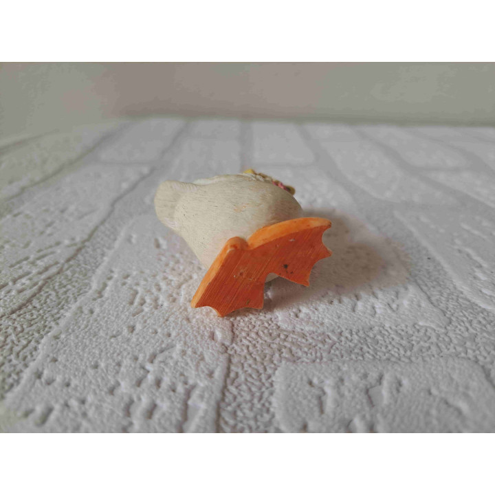 Eend met hoed en lichtroze strik om