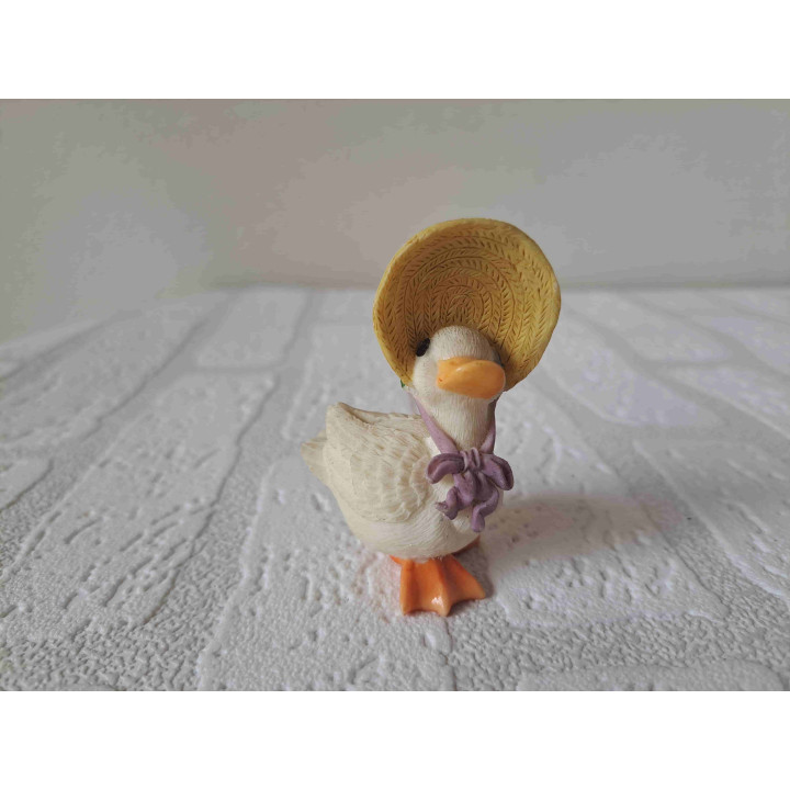 Eend met hoed en paars strik om