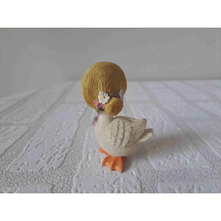 Eend met hoed en paars strik om