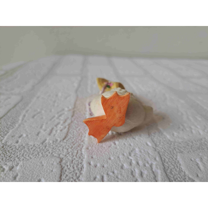 Eend met hoed en paars strik om