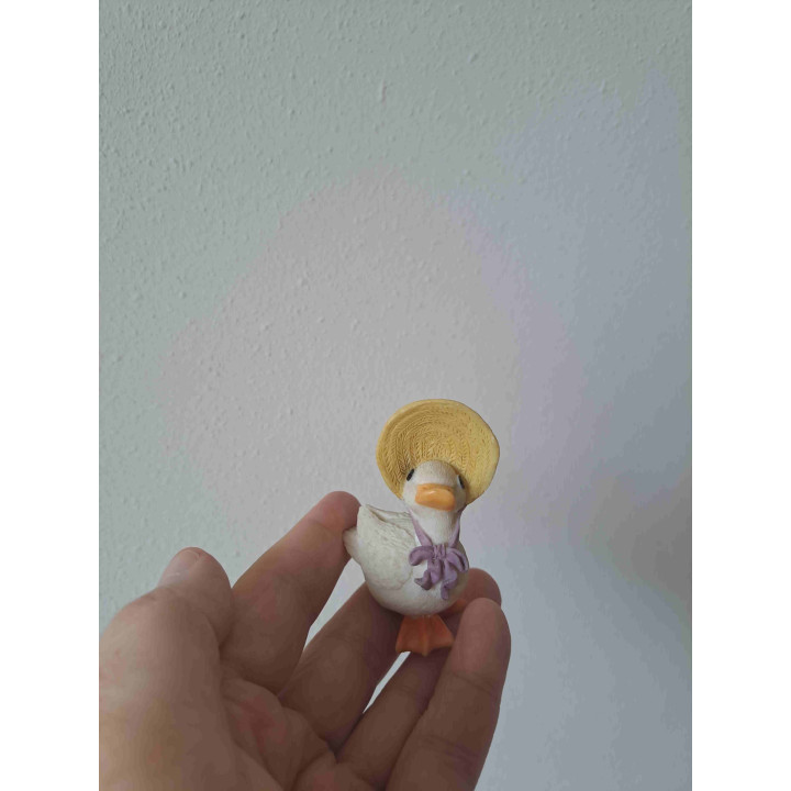 Gans van kunsthars met hoed en paarse strik 5x3.5x8cm