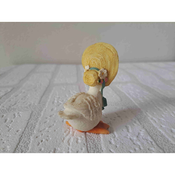 Eend met hoed en groenblauw strik om