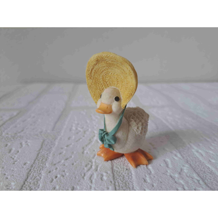 Eend met hoed en groenblauw strik om