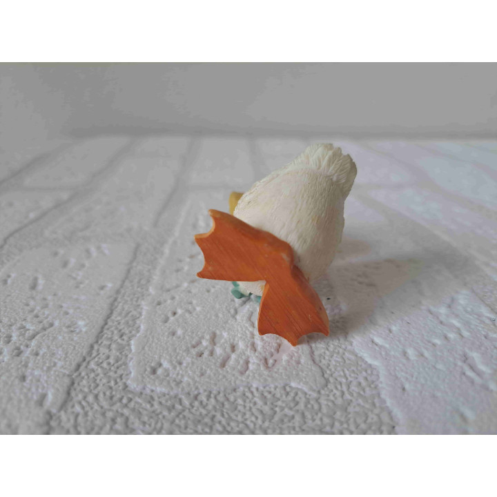 Eend met hoed en groenblauw strik om