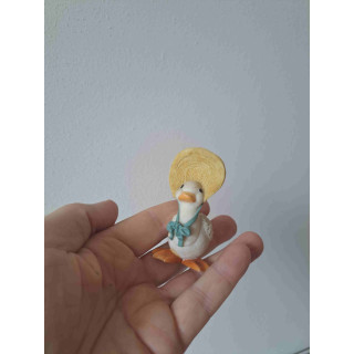 Gans van kunsthars met hoed en groene strik 5x3.5x8cm