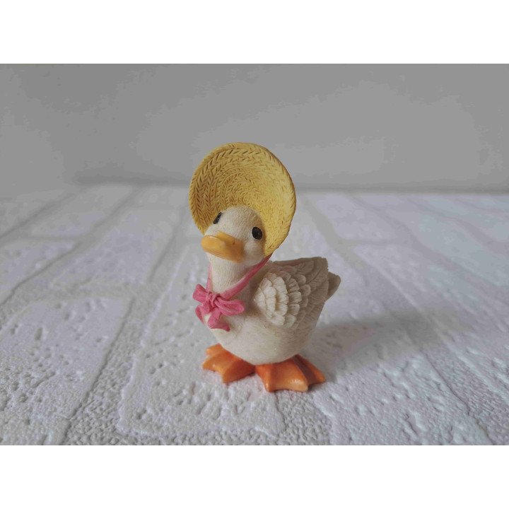 Eend met hoed en roze strik om