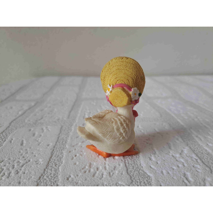 Eend met hoed en roze strik om