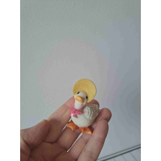 Gans van kunsthars met hoed en roze strik 5x3.5x8cm