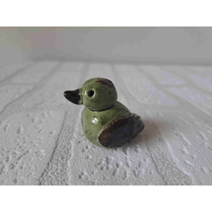 Eend gemaakt van gebakken klei