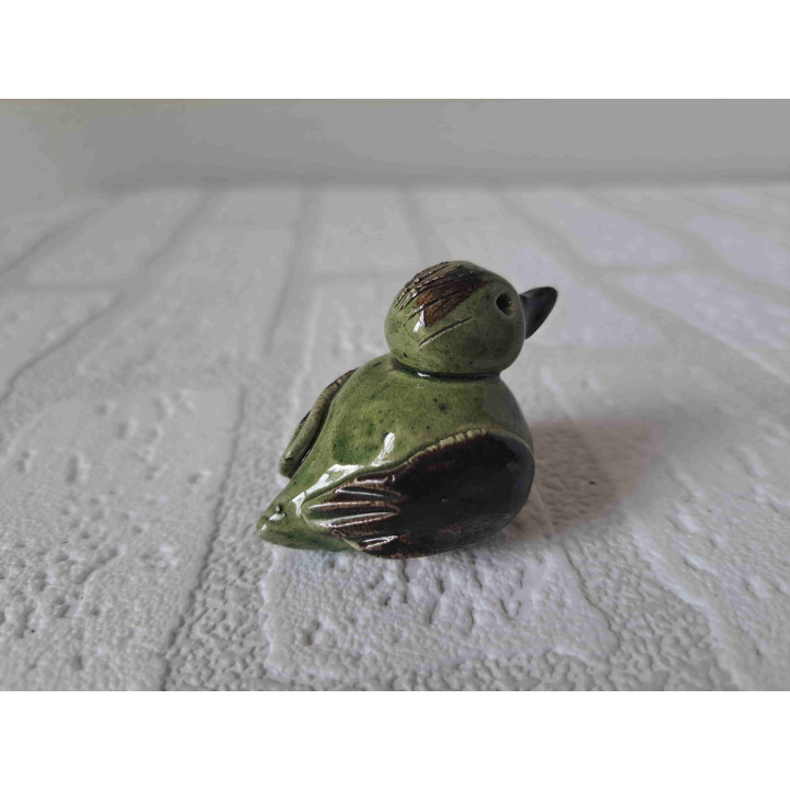 Eend gemaakt van gebakken klei