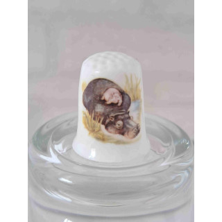 Nijlpaard in het water op een porselein vingerhoedje