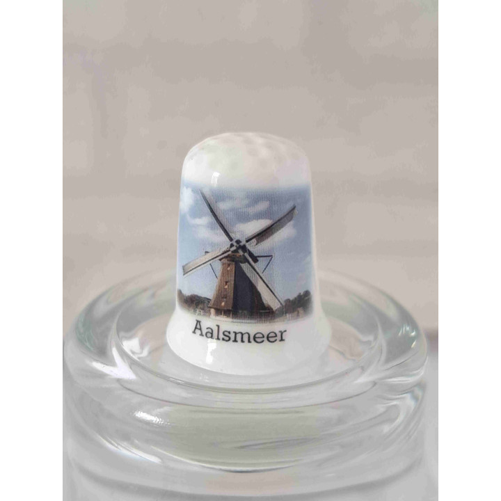 Molen in Aalsmeer op een porselein vingerhoedje Molen in Aalsmeer op een porselein vingerhoedje