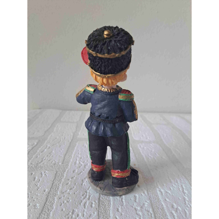 Jongen speelt op een trommel