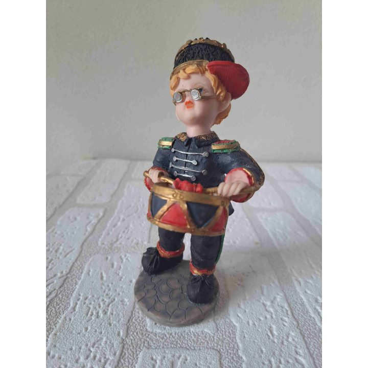 Jongen speelt op een trommel