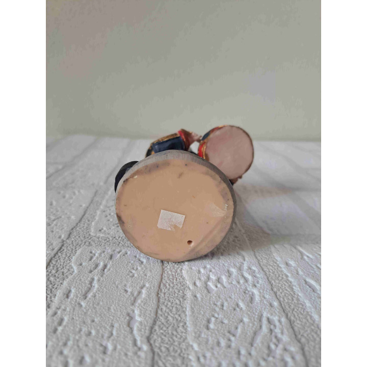 Jongen speelt op een trommel