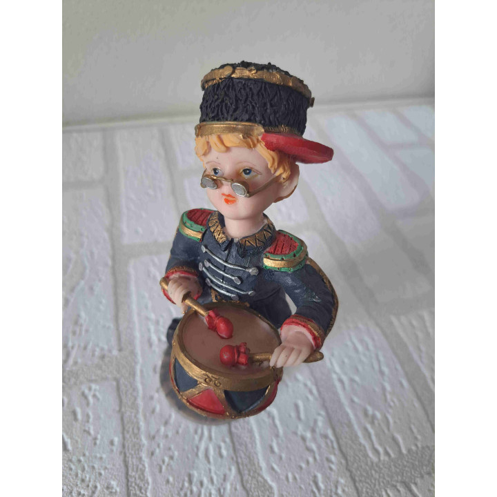 Jongen speelt op een trommel