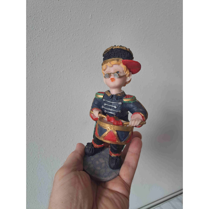 Jongen speelt op een trommel