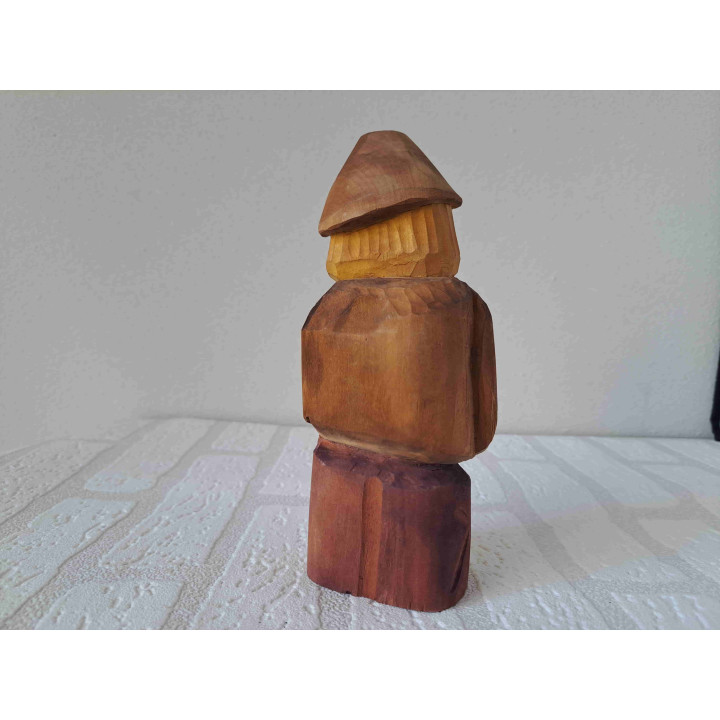 Muzikant met panfluit uit hout gesneden