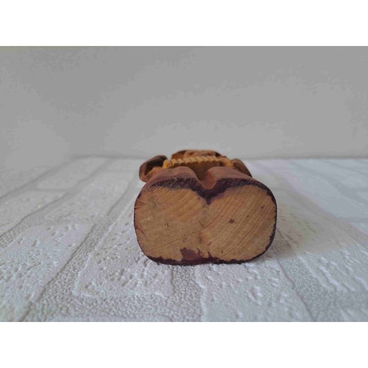 Muzikant met panfluit uit hout gesneden