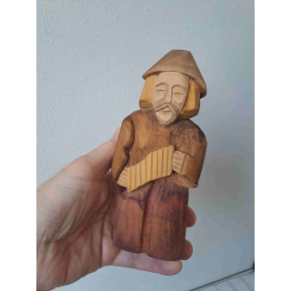 Muzikant met panfluit uit hout gesneden