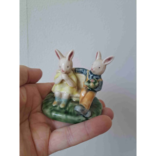 Man en vrouw konijn op bank van porselein 7.5x6x8cm