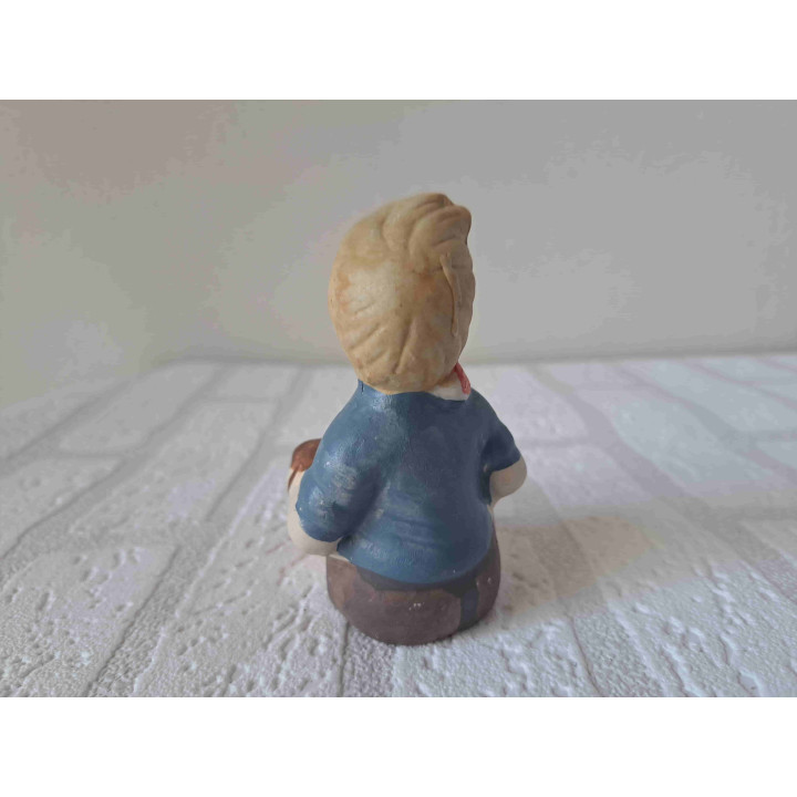 Jongen Zittend met Accordeon, Porselein 6x7x10cm