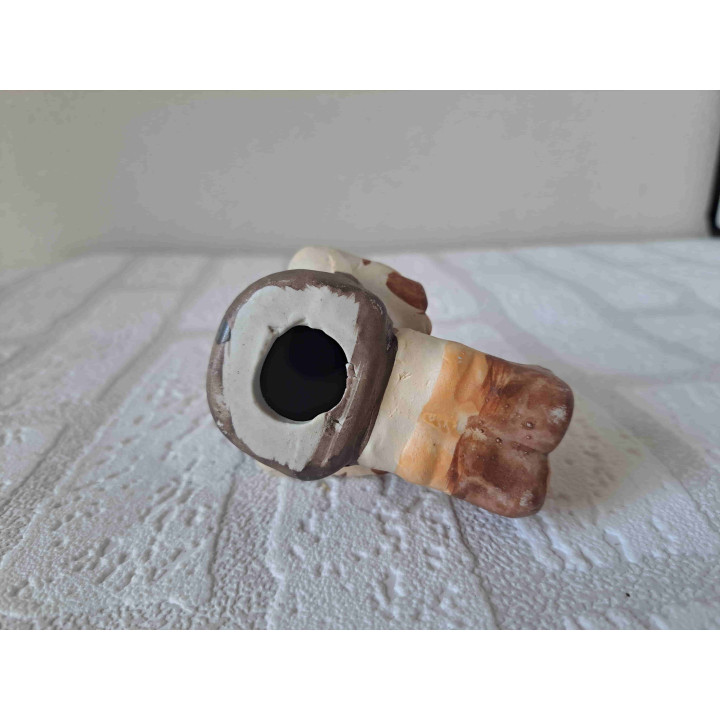 Jongen zittend op de grond speelt op een accordeon