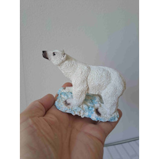 IJsbeer van kunsthars staand op het ijs 13x7x9cm