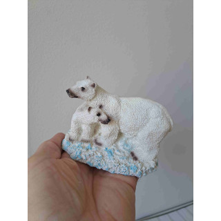 Moeder ijsbeer van kunsthars met jong 11x7x8cm
