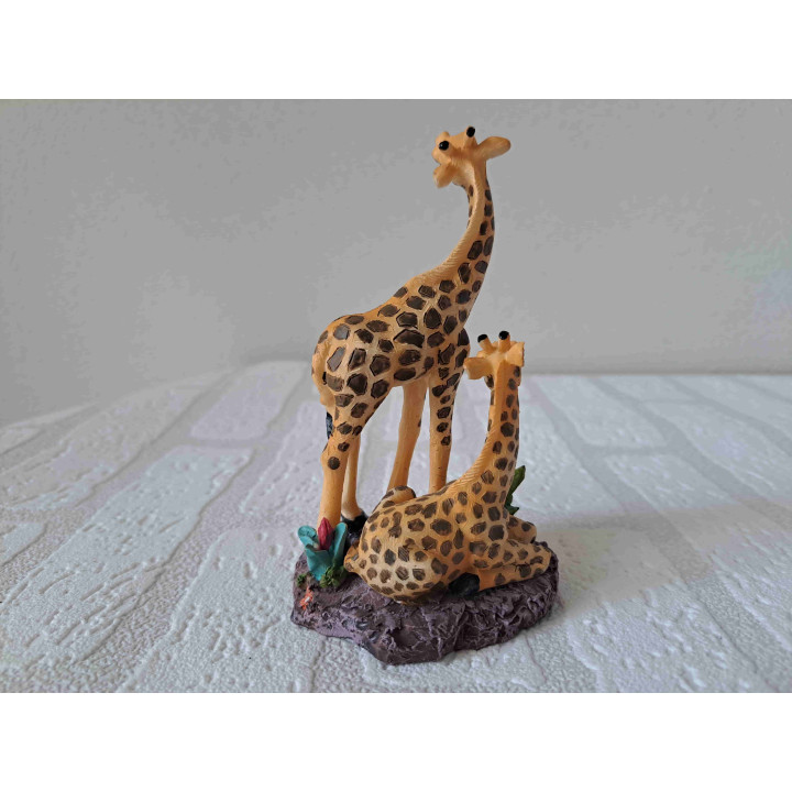 Moeder giraffe met liggend jong