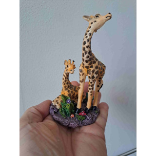 Moeder giraffe met liggend jong