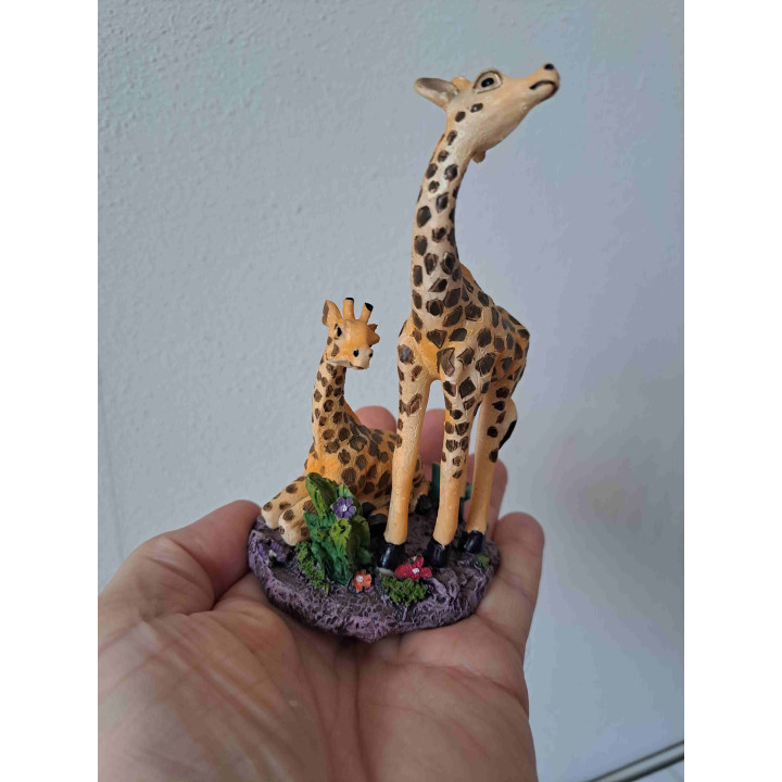 Moeder giraffe met liggend jong