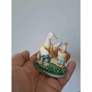 Vader en zoon gans van porselein op de bank 7x5x8cm