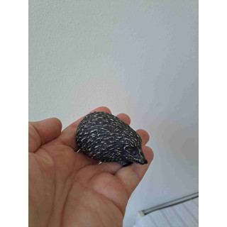 Klein model egel van kunsthars 7x4x7cm