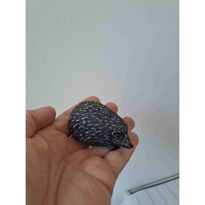 Klein model egel van kunsthars 7x4x7cm