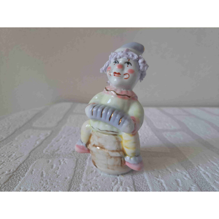Clown op ton speelt op een accordeon