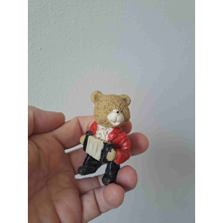Beer van kunsthars met accordeon 5x4x7cm