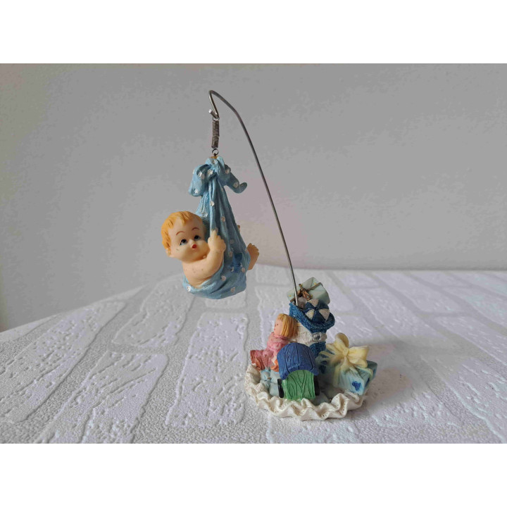 Baby met kinderspeelgoed op een kleed