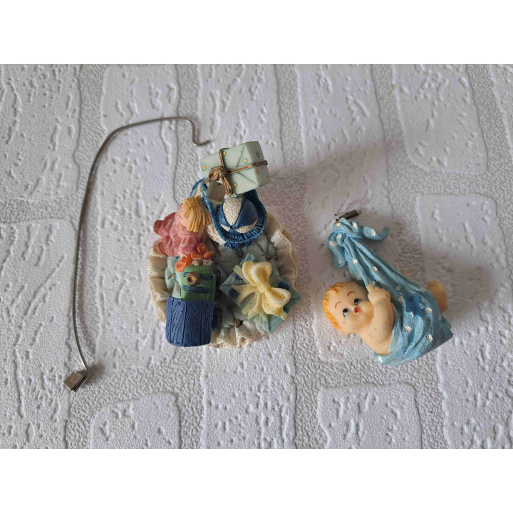Baby met kinderspeelgoed op een kleed