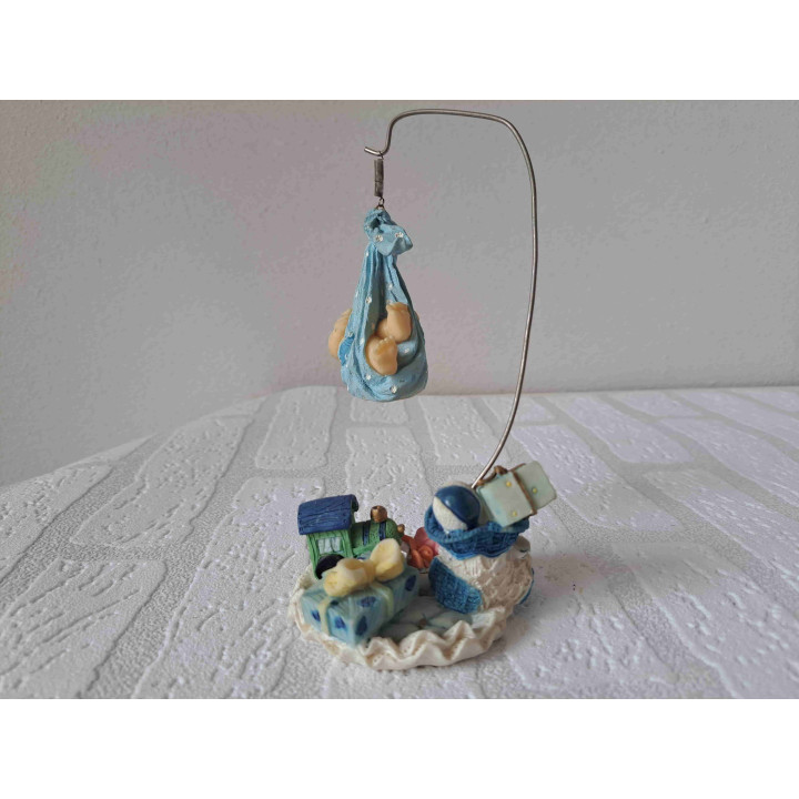 Baby met kinderspeelgoed op een kleed