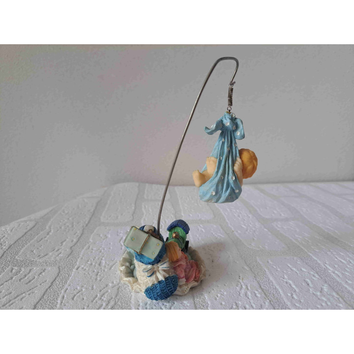 Baby met kinderspeelgoed op een kleed