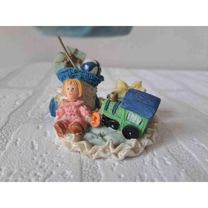Baby met kinderspeelgoed op een kleed
