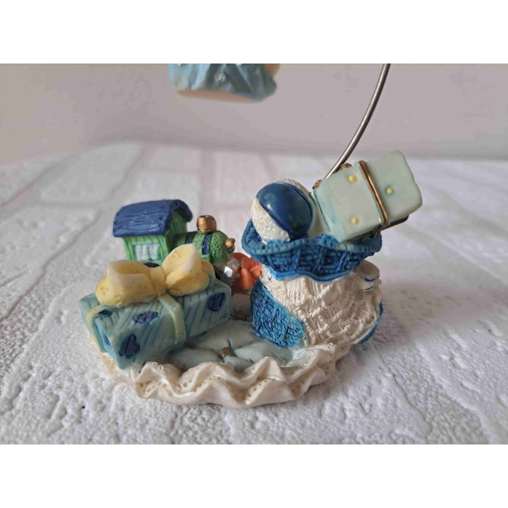 Baby met kinderspeelgoed op een kleed