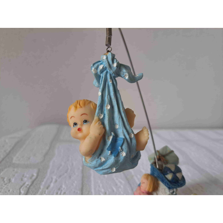 Baby met kinderspeelgoed op een kleed