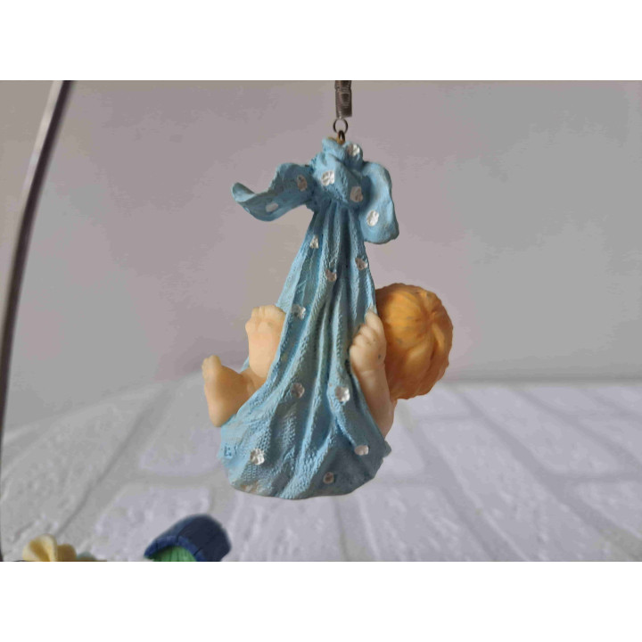 Baby met kinderspeelgoed op een kleed
